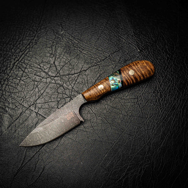 N690 Ergo Skinner – Ringed Acacia with Abalone Inlay