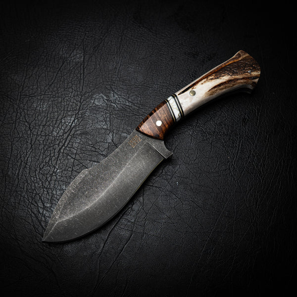 Kukri Junior – Ringed Gidgee, White & Gold TruStone, Brass Spacers & Deer Antler Pommel